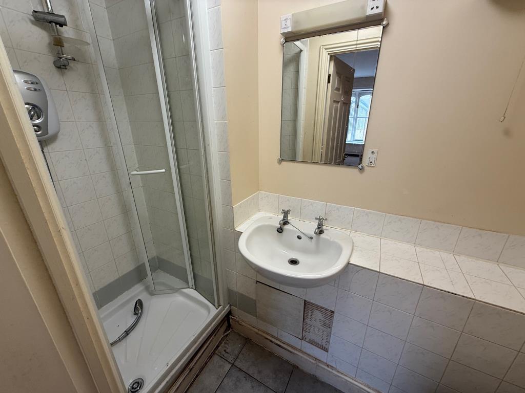Lot: 179 - TWO-BEDROOM FLAT IN NEED OF IMPROVEMENT - Shower, w/c and wash hand basin